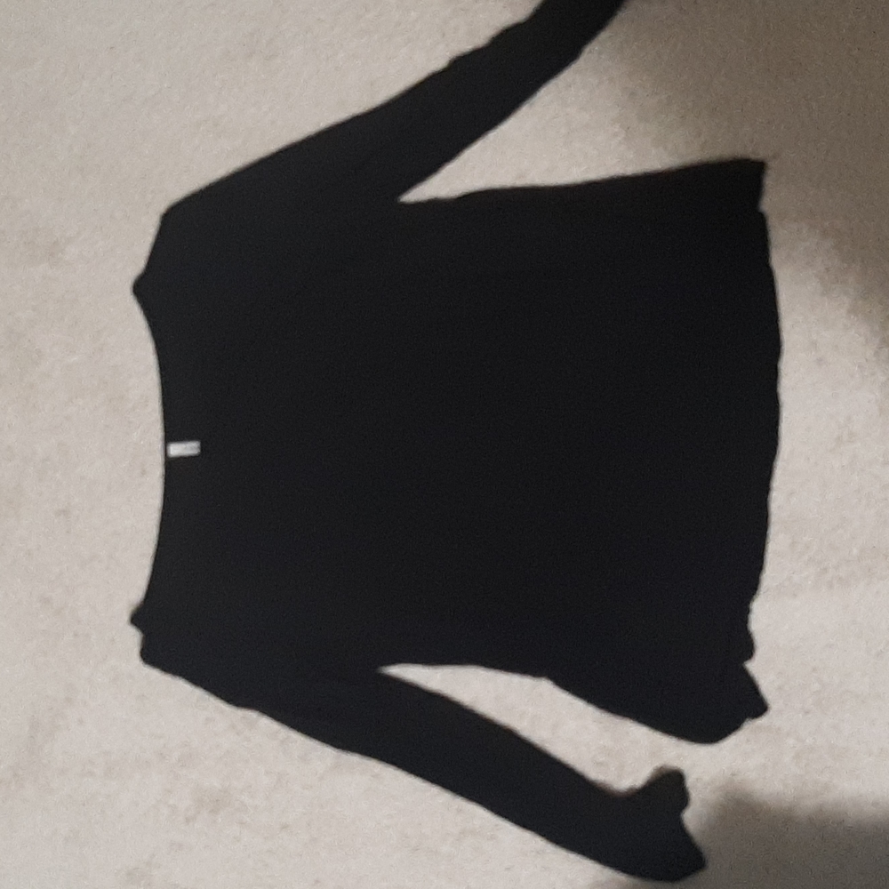 Long sleeve black top from tresics